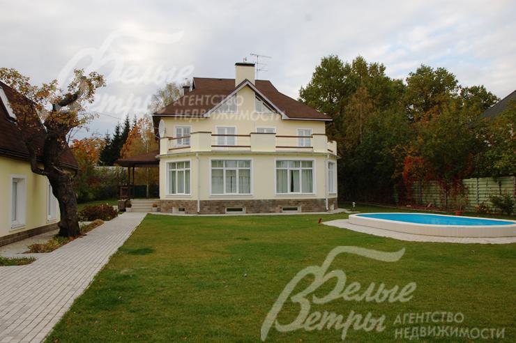 Баня, летний бассейн, гараж на участке