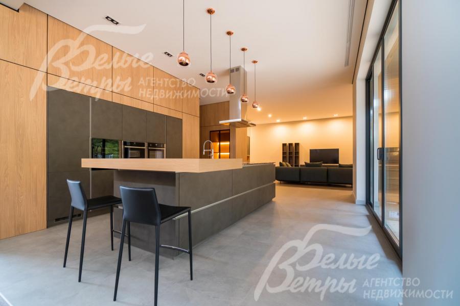 На кухне установлена встроенная техника Gagenau и Neff, винный шкаф