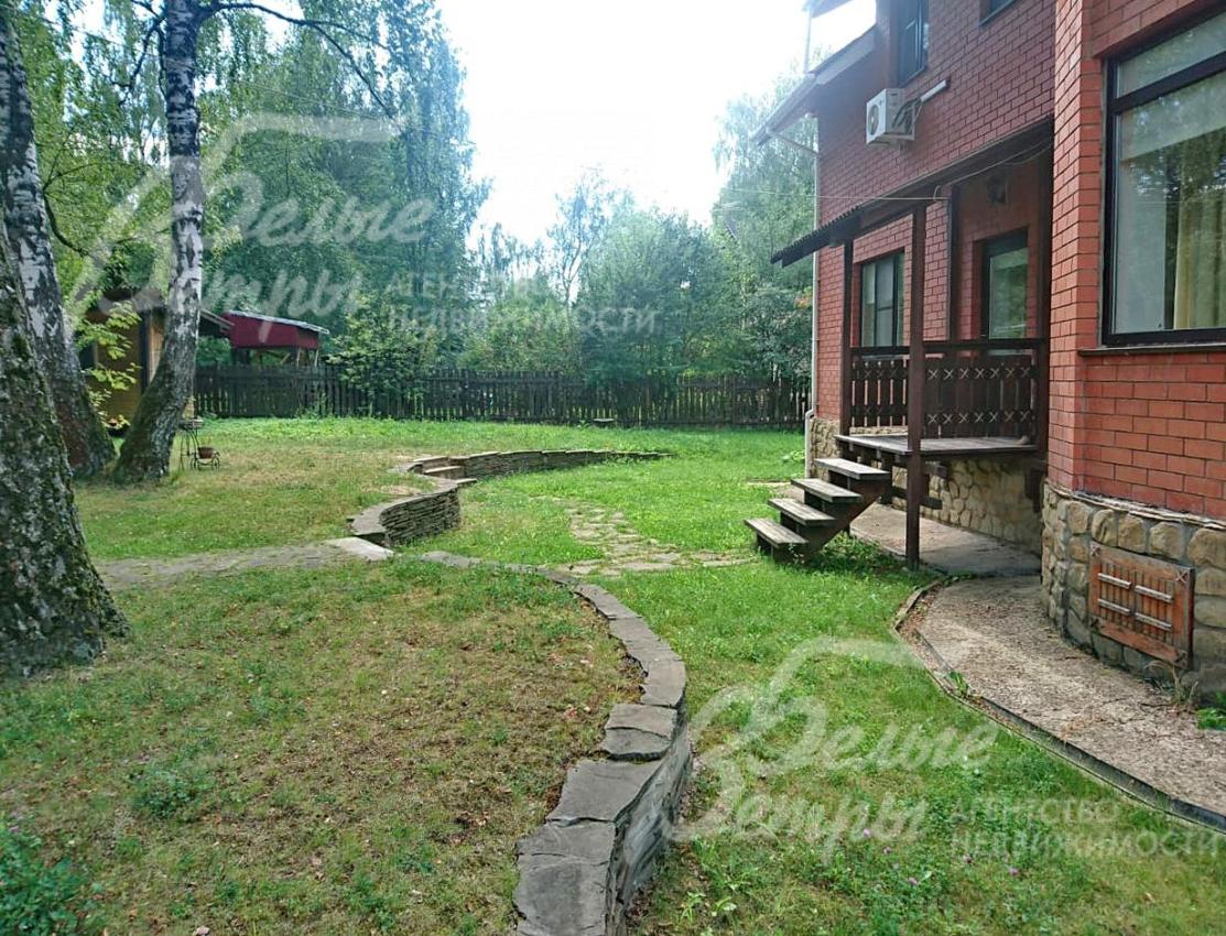 На участке взрослые деревья