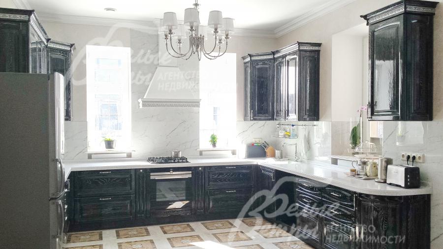 Черная глянцевая кухня из массива производства Италии