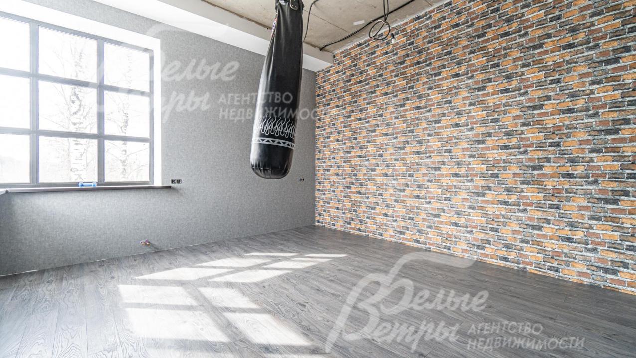 На стенах декоративная штукатурка и обои с имитацией 3D