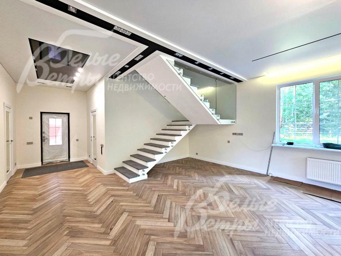 Из гостиной на второй этаж ведёт эффектная монолитная лестница, отделанная керамогранитом