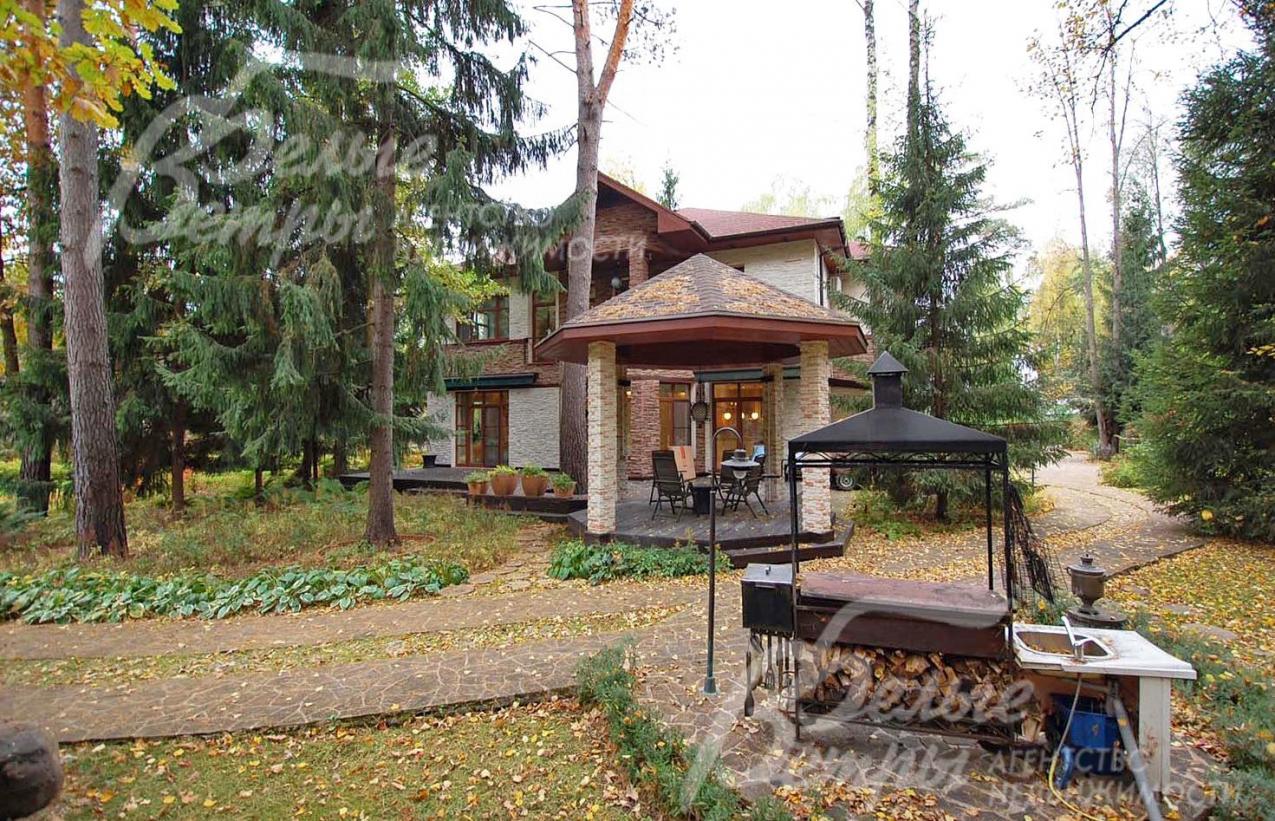 Крытая беседка и барбекю с летней кухней на участке