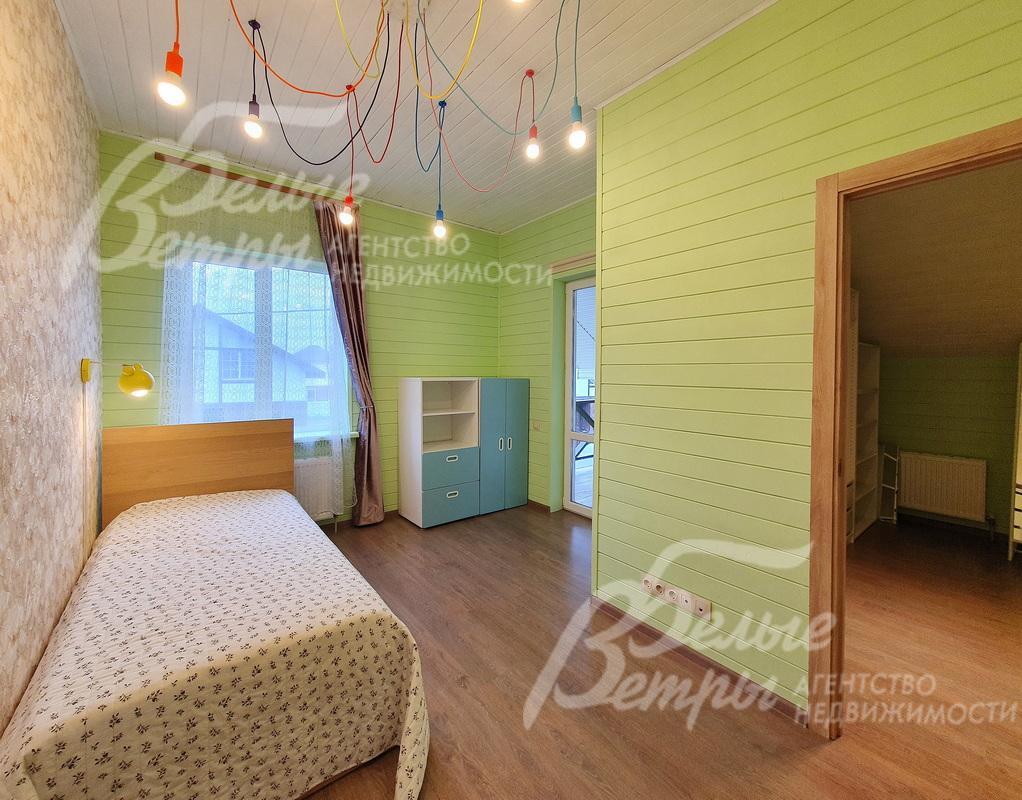 Спальня для мальчика на втором этаже с гардеробной.