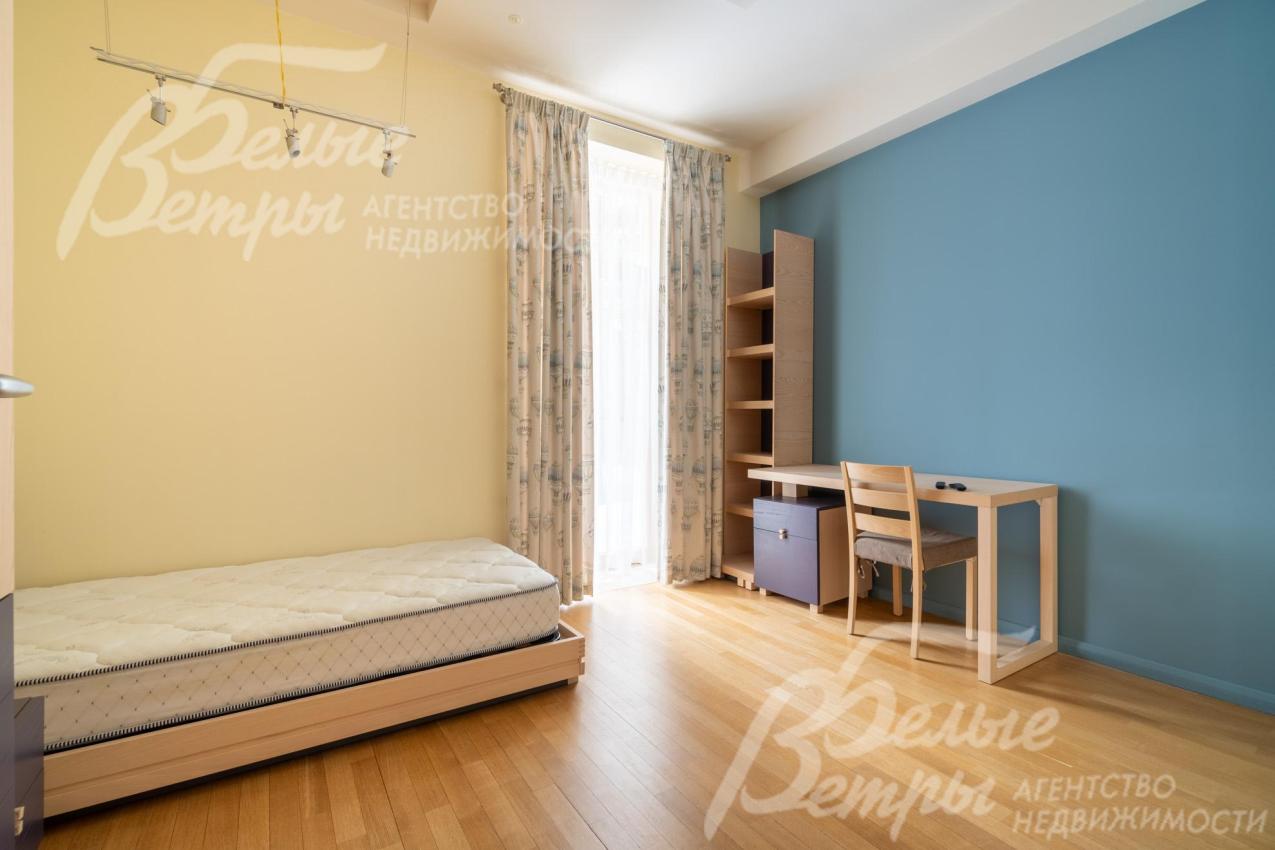 В правом крыле дома - блок с тремя спальнями и санузлом. Все спальни в доме - с мебелью