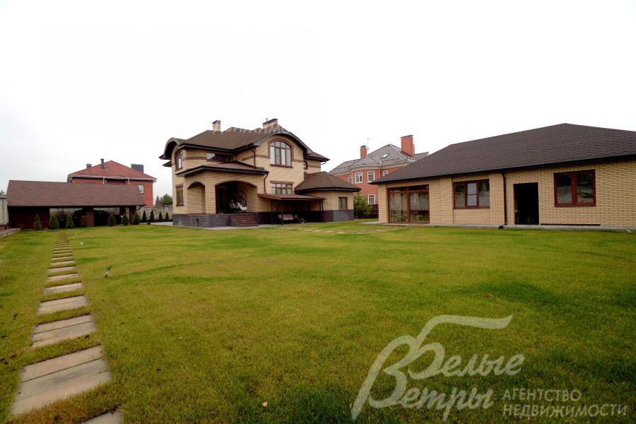 На участке стоит садовый домик-беседка с зоной для барбекю и зоной бани