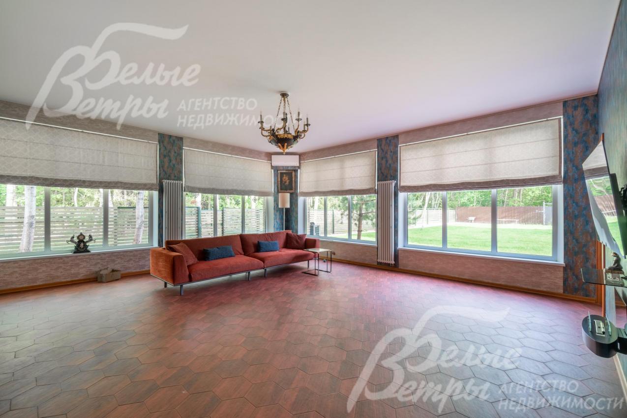 В доме - много панорамных окон, часть из них - с видом на лес