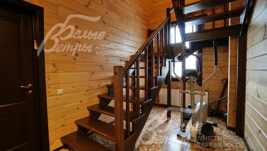 Широкий удобный лестничный марш из ясеня