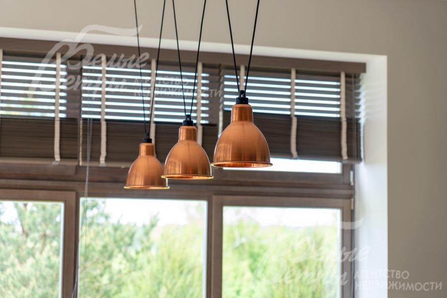 В зоне столовой установлены дорогостоящие французские светильники LAMPE GRAS