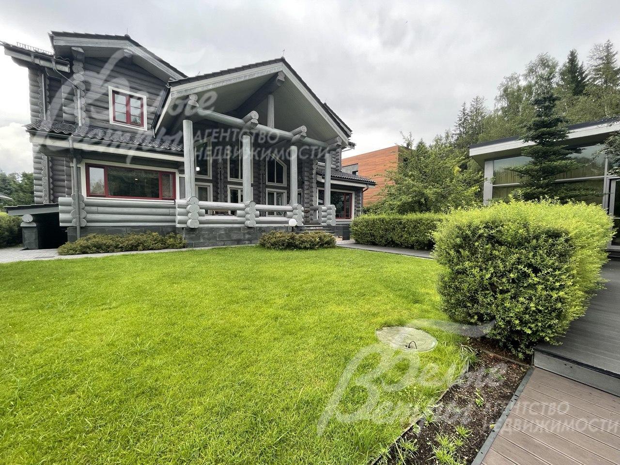 Ухоженный газон на участке