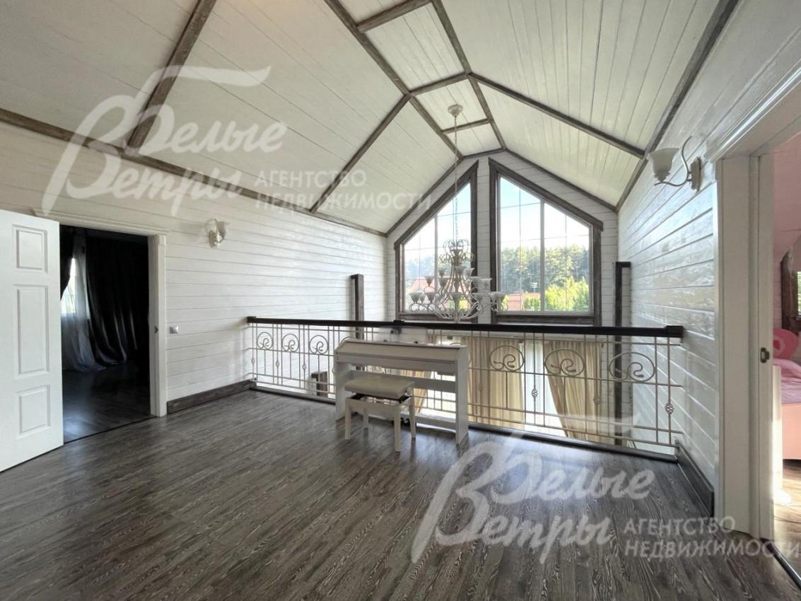 В холле 2-го этажа установлено пианино.