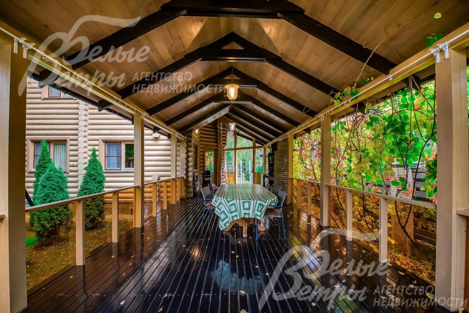 Большая крытая терраса в гостевом доме