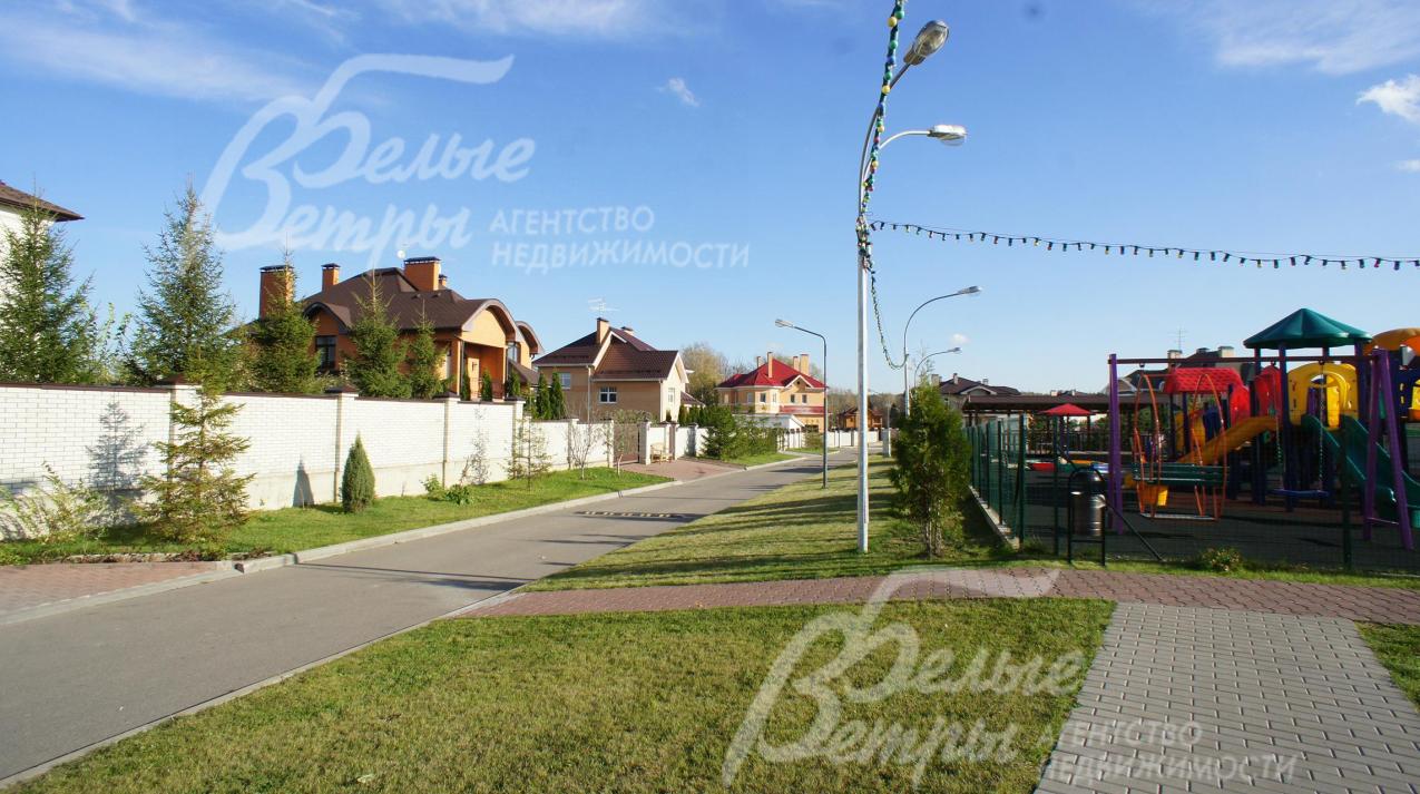 На территории поселка языковой детский сад с бассейном
