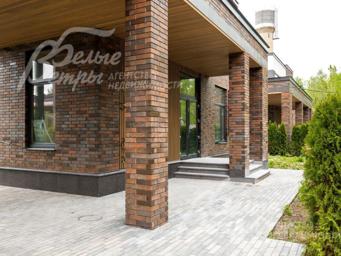 В экстерьере дома - благородная кирпичная отделка 