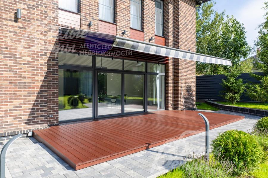 Выход на террасу через панорамный портал (окно-стеклопакет шириной около 5,6м, двери раздвигаются в проем шириной 2,8м