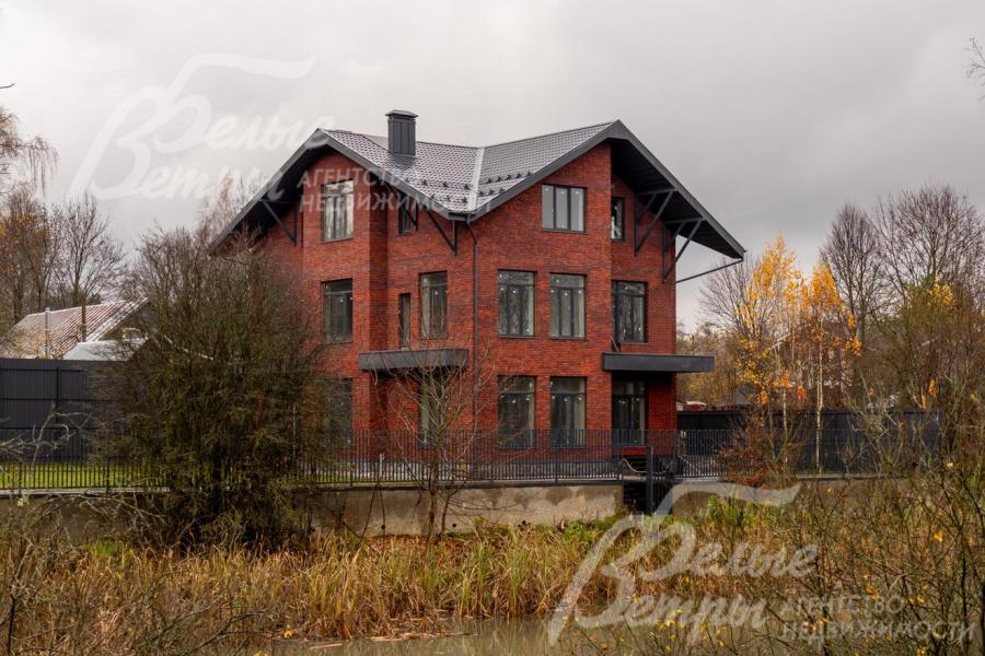 Дом у пруда под отделку, построенный в современном стиле по высоким стандартам качества