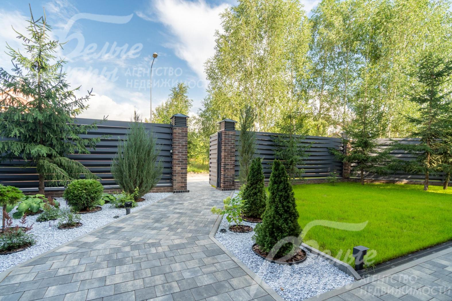 К доме ведет дорожка с электрическим подогревом. Вдоль нее обустроен ландшафт.