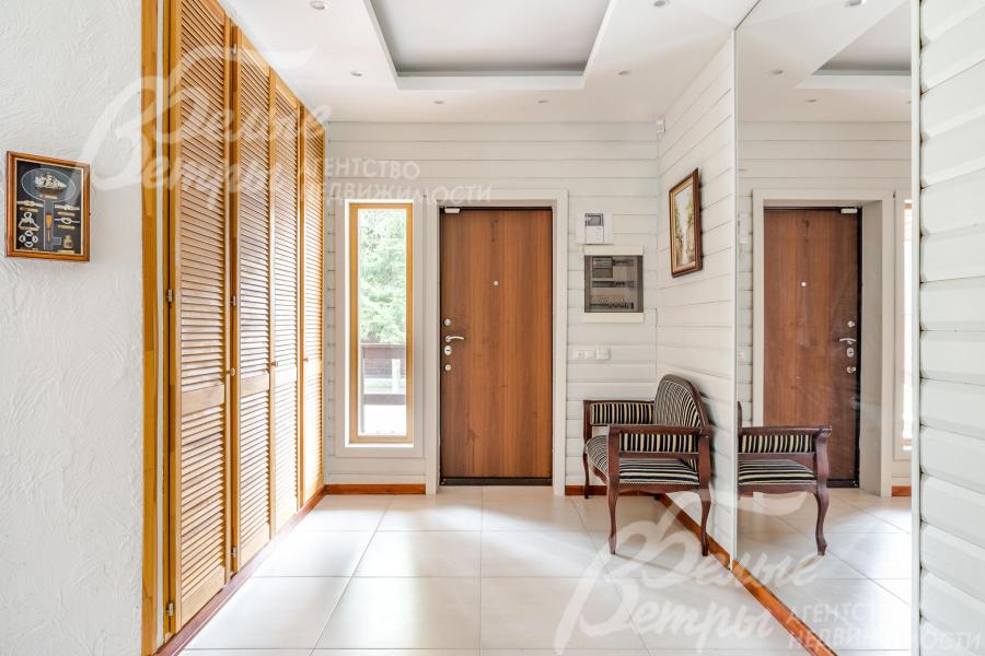 В светлой прихожей организована система встроенных шкафов