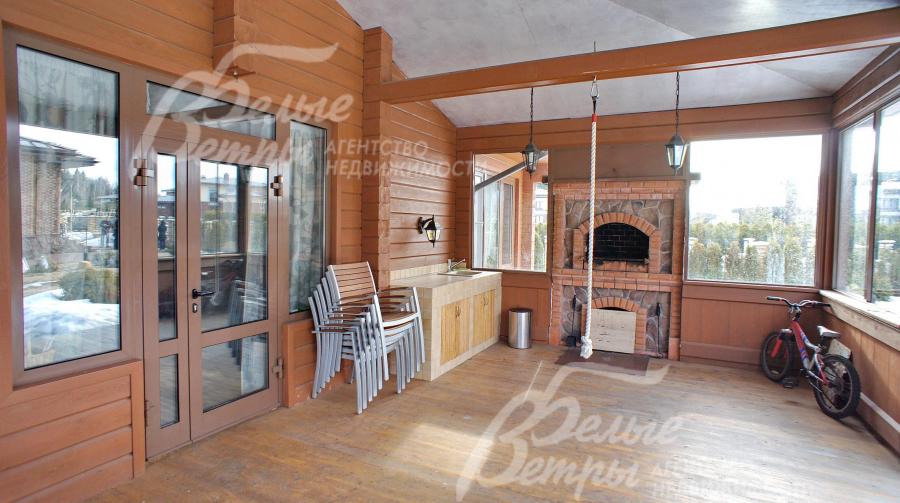 В домике расположены: зона барбекю 25 кв.м с каменным мангалом, мини кухня с мойкой, которые можно использовать даже зимой.