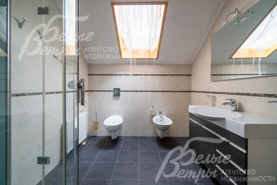 Санузел на втором этаже гостевого дома с душевой, биде и мансардным окном