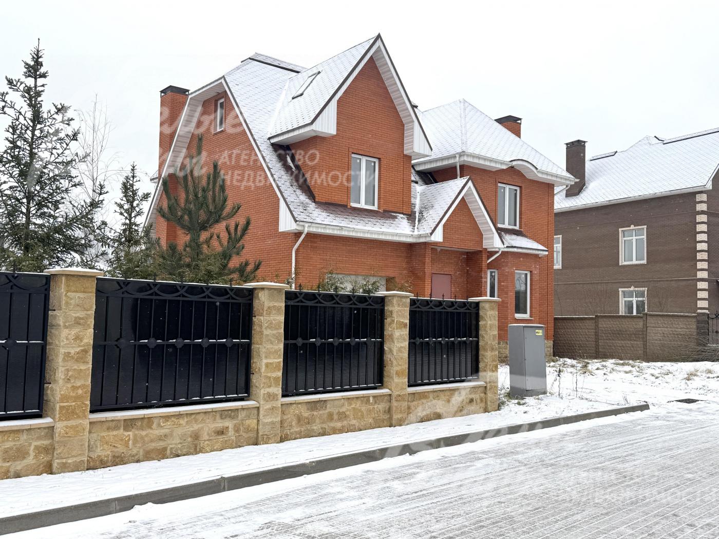 Экстерьер дома - с выразительным и респектабельным обликом, присутствуют несколько скатов крыши