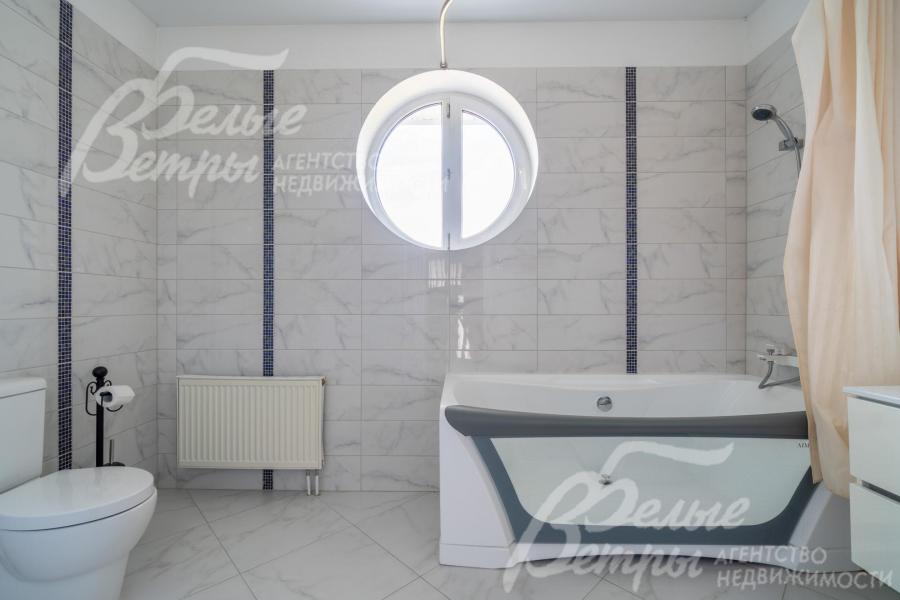 Санузел на втором этаже в светло-серых оттенках с ванной-джакузи