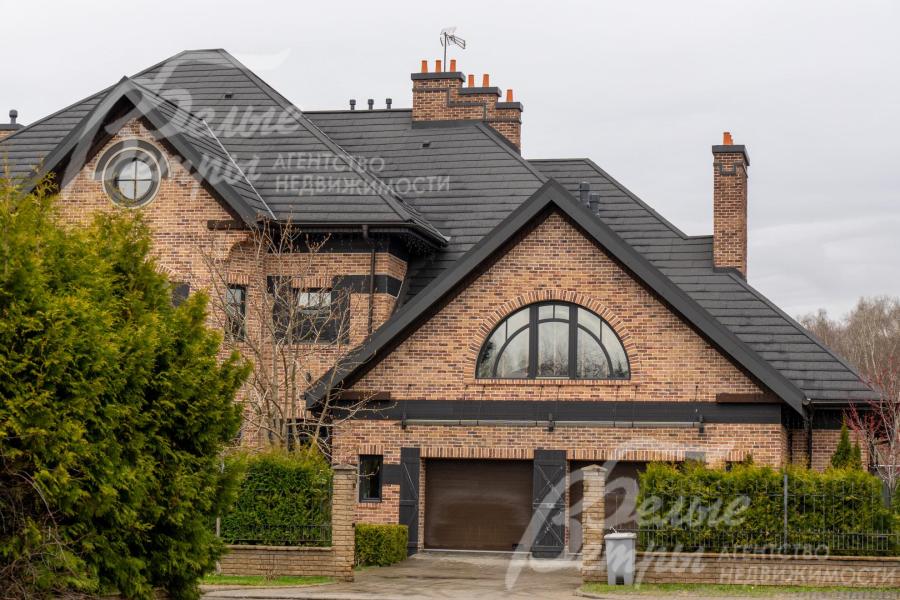 Гараж, рассчитанный на 2 автомобиля, находится в доме