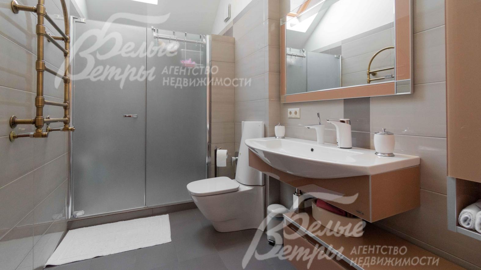 Общий санузел с душем на втором этаже