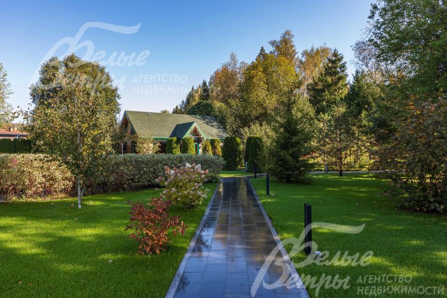 Прогулочные дорожки шириной 1,7 м выложены гранитной плиткой на бетонном основании