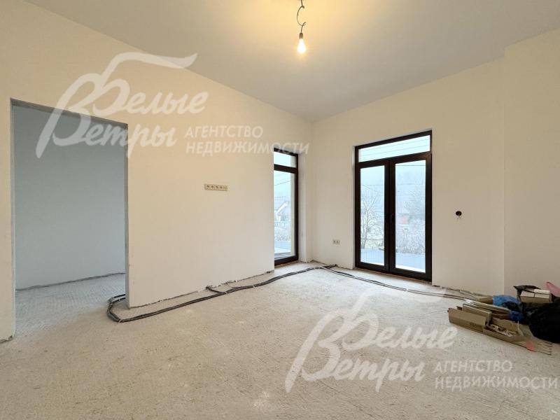 Потолки отделаны штукатуркой, установлены розетки и выключатели немецкого производства