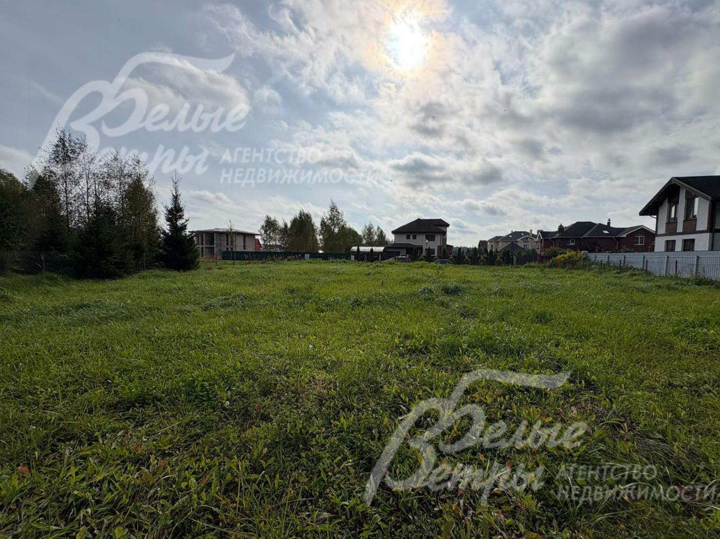 Участок - ровный, освобождён от деревьев