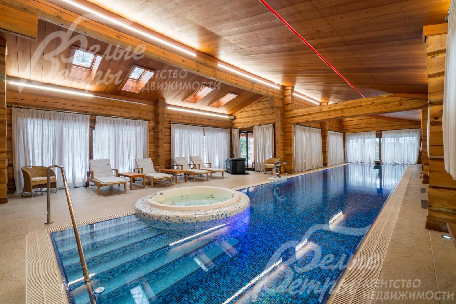 Бассейн длиной 18 метров с джакузи, трамплином, противотоком, водопадом и гейзером