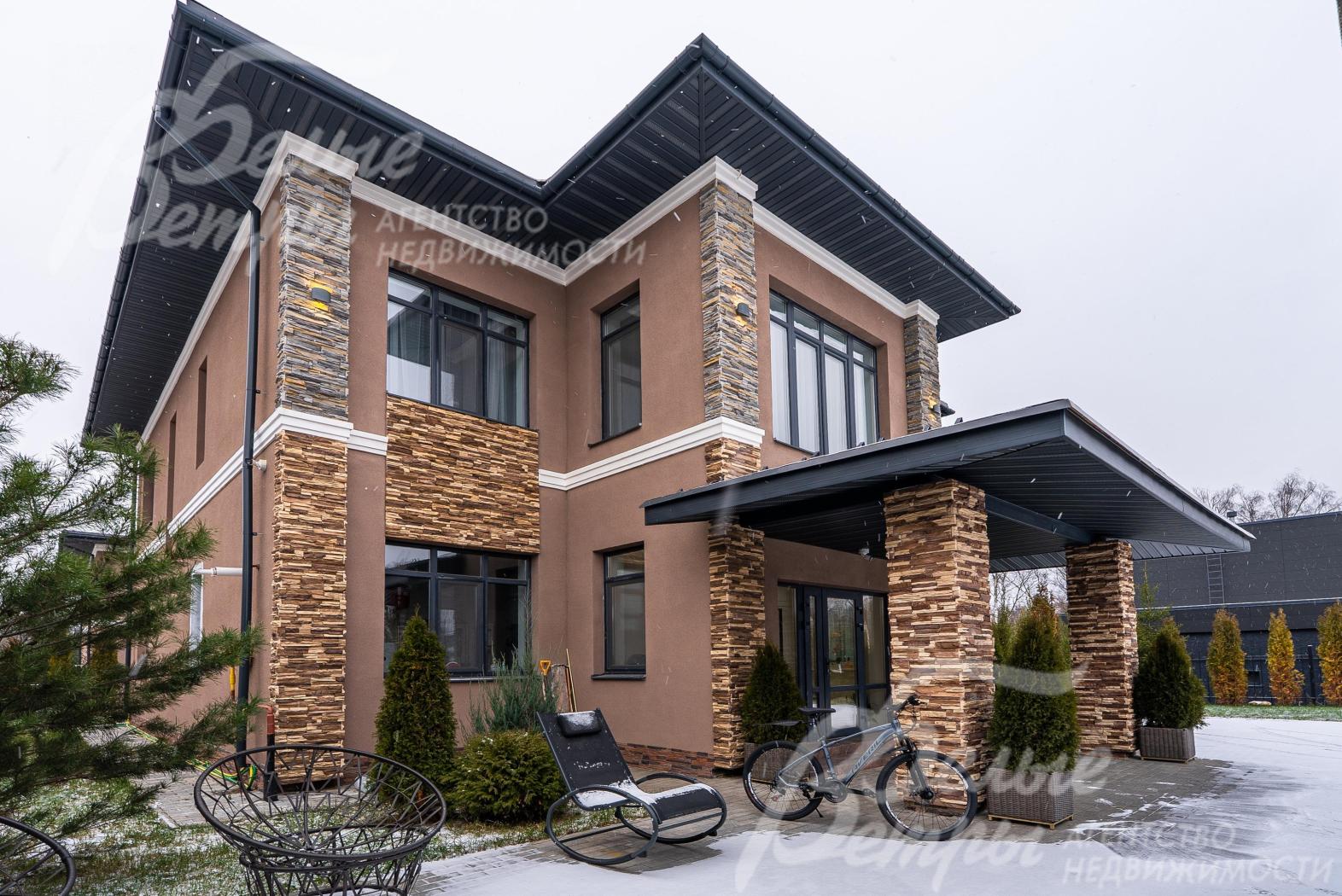 Стены дома облицованы штукатуркой и искусственным камнем, вход в дом - через крытое крыльцо