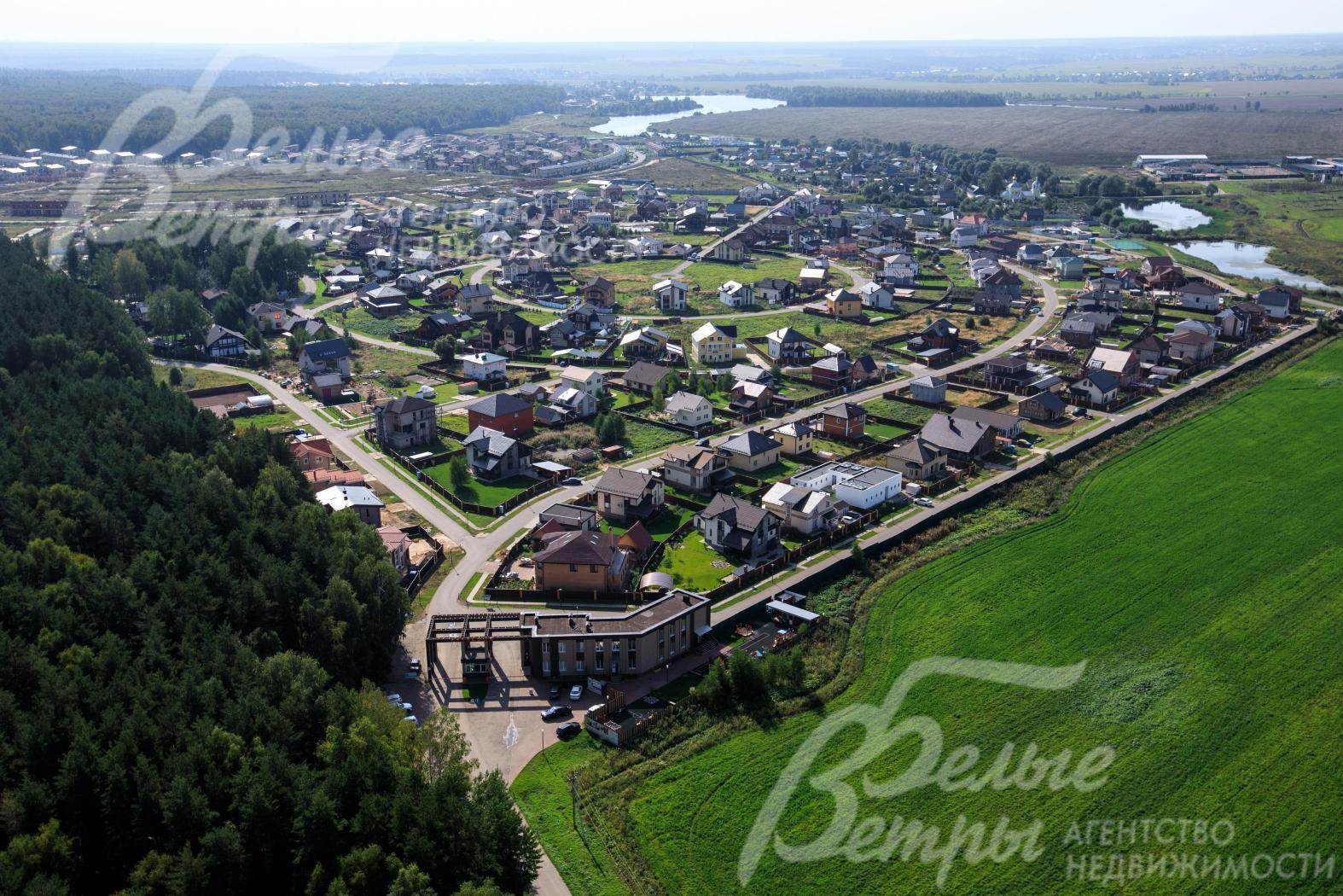 Главный въезд в поселок через охраняемый КПП