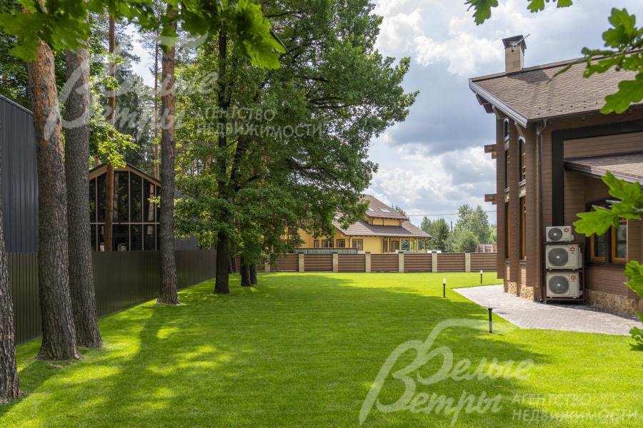 Часть участка граничит с лесом, можно сделать собственный выход