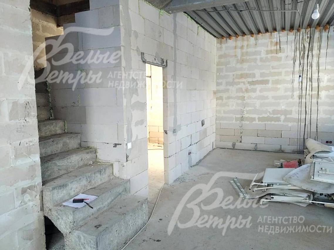 В доме установлены межкомнатные перегородки и бетонная лестница на второй этаж