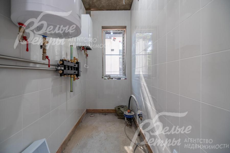 В доме установлен фильтр грубой очистки воды, есть разводка под сигнализацию