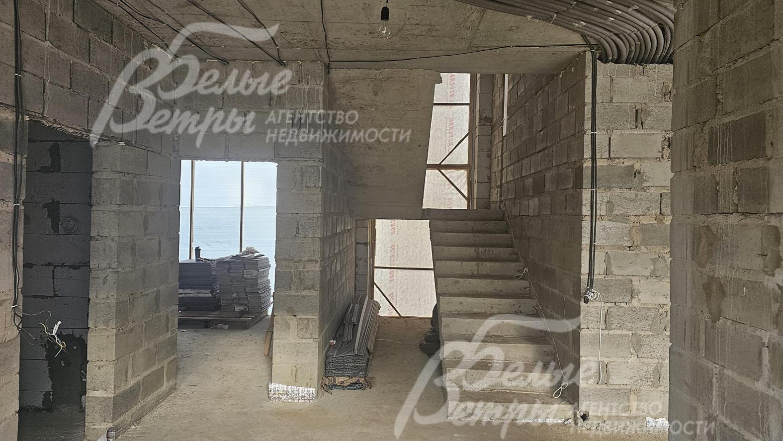 Внутри – монолитные бетонные полы и потолки, смонтирована железобетонная лестница