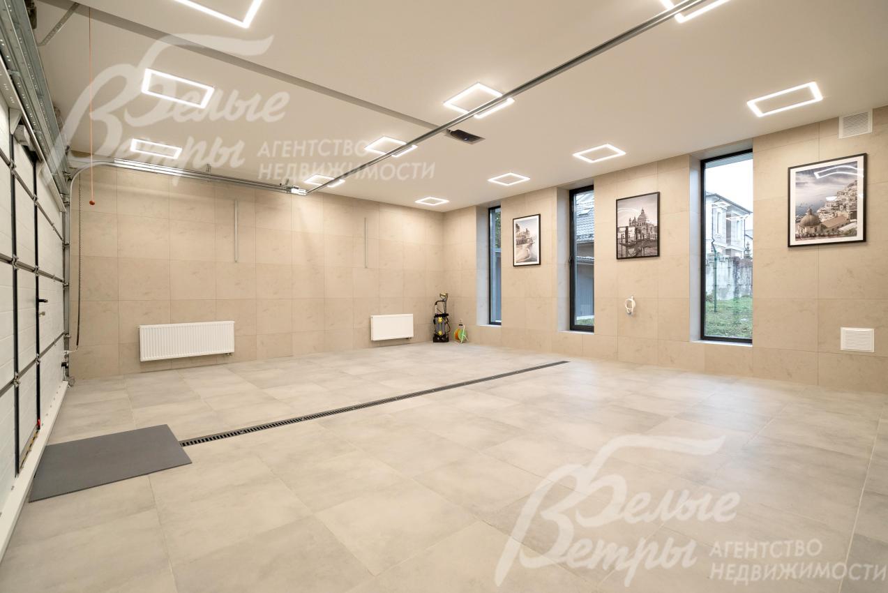 В гараже есть серверная, рукомойник, оборудованное место для мытья лап животных