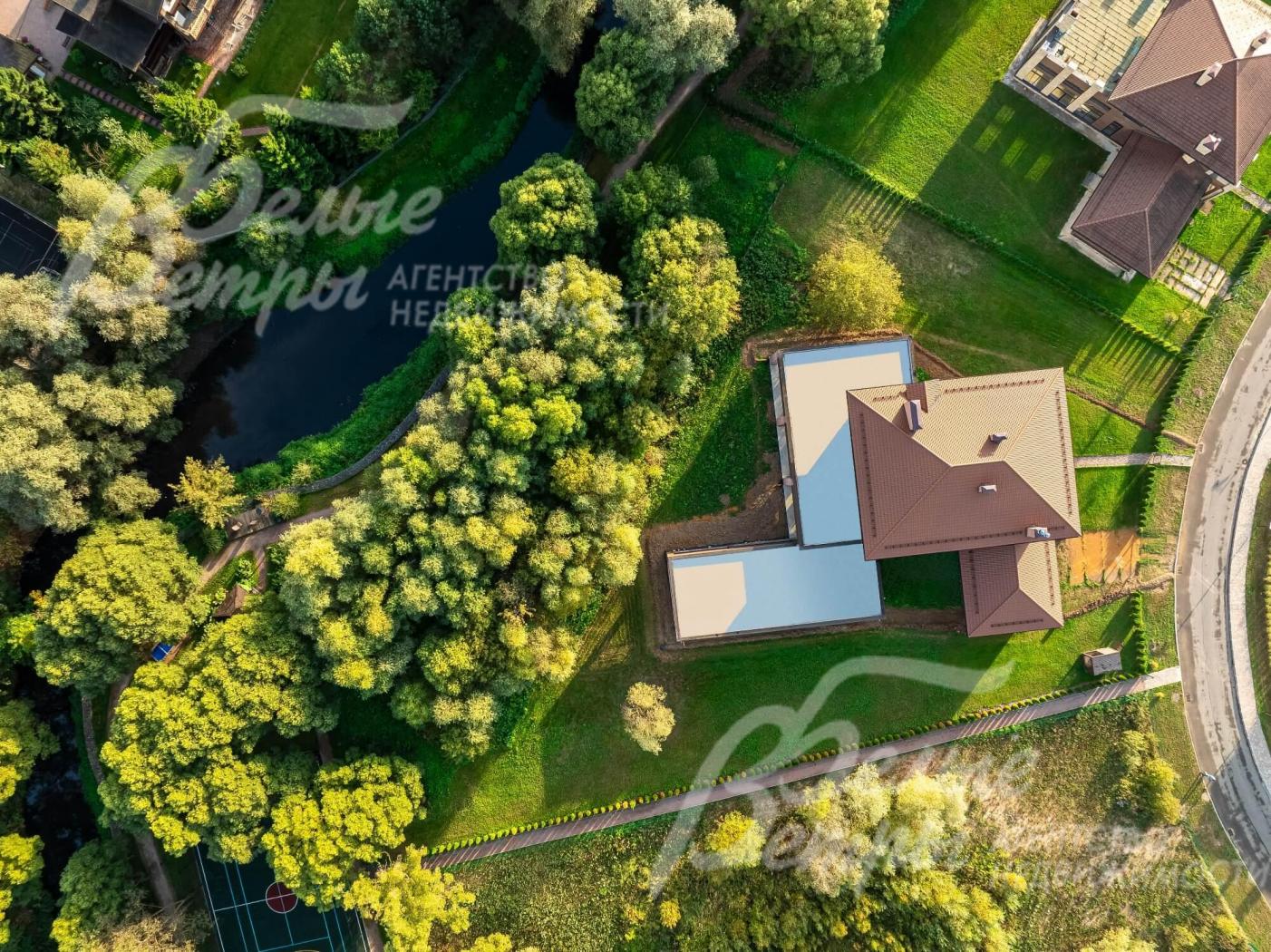 С участка есть выход на набережную реки Десны