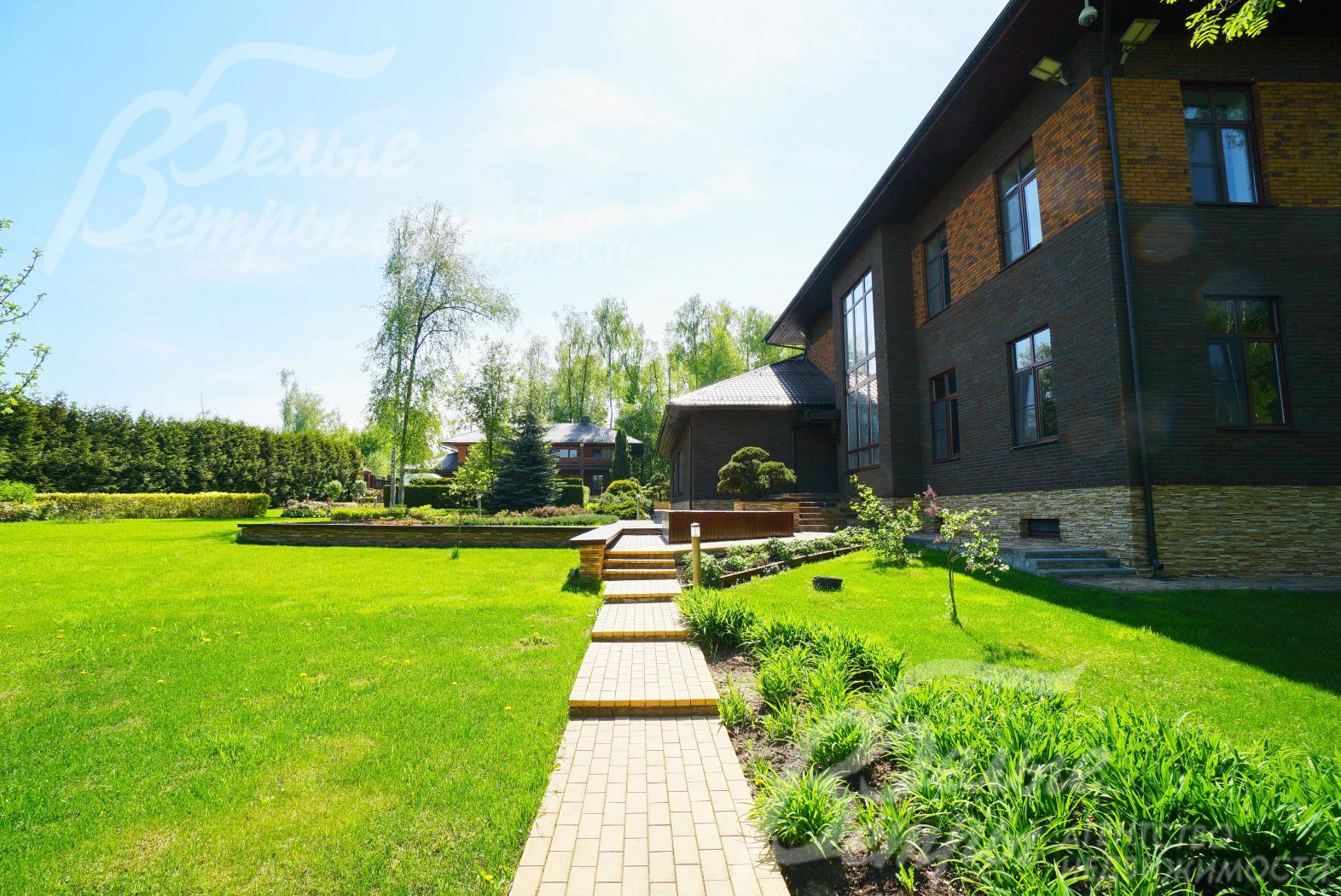 Участок парковый, многоуровневый с лесными деревьями.