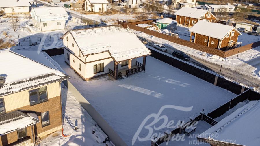 Участок огорожен забором из металлического профиля на бетонной ленте