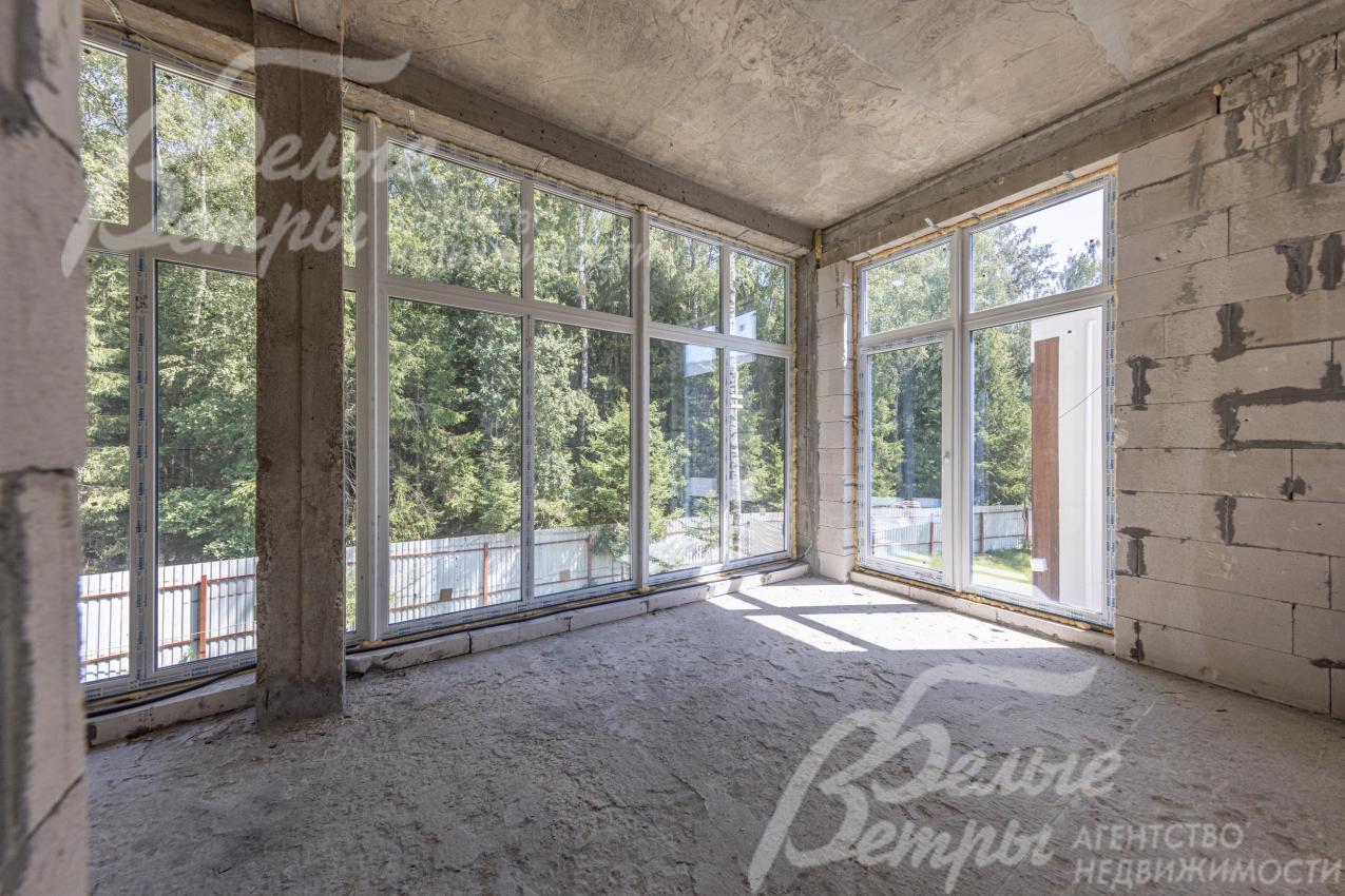 Выполнены все работы под чистовую отделку: возведены перегородки, на полу - полусухая стяжка