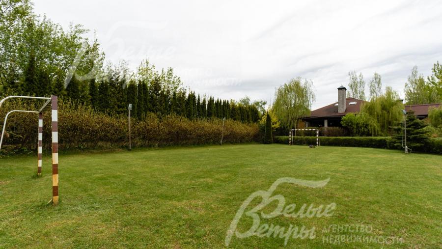 Есть футбольная и хоккейная площадки