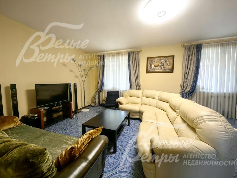 Большой уютный диван в гостиной.