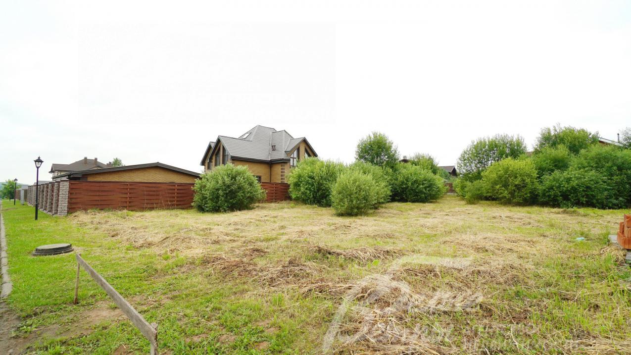 Участок на берегу озера