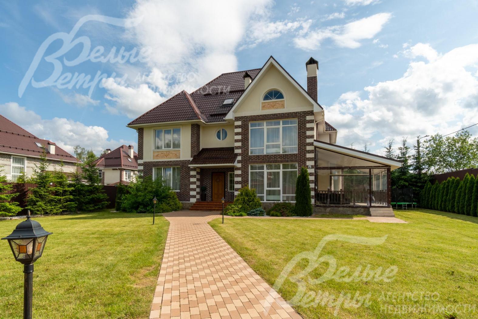 На территории участка высажены 15 елей, 50 туй, сосна, взрослые березы