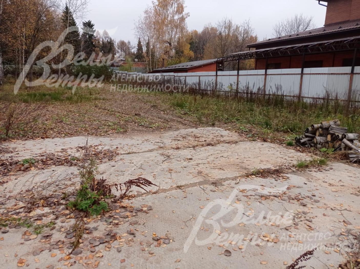 Выровненный участок правильной формы находится в центре поселка