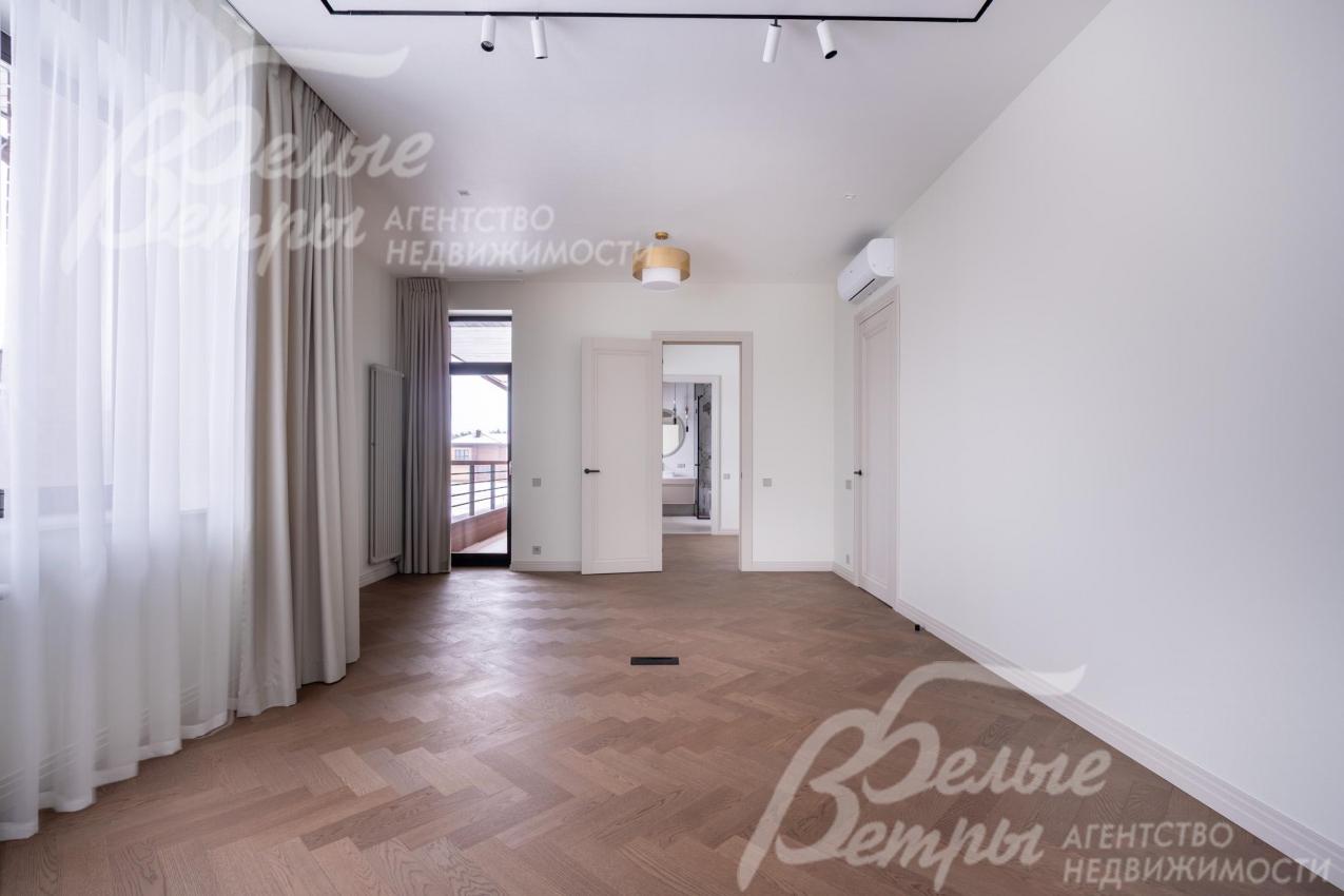 Мастер-спальня с балконом, гардеробной и ванной комнатой