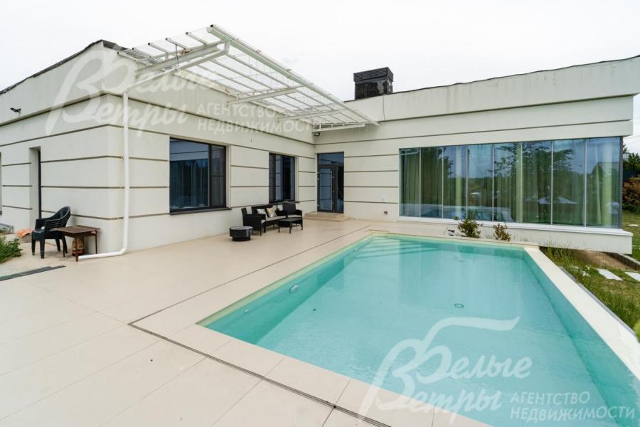 Перед домом расположен открытый подогреваемый бассейн.